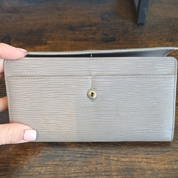 LV Epi Sarah Wallet - Picture 14 of 15